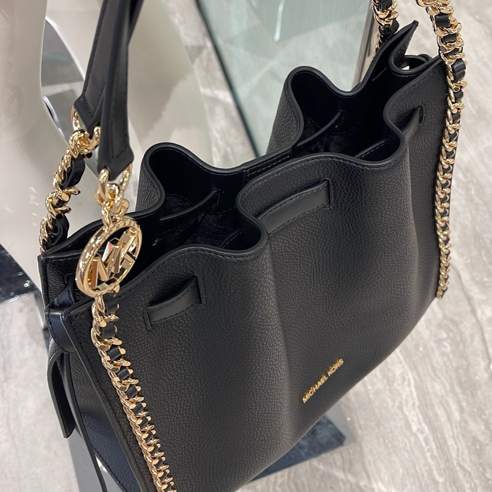 MICHAEL KORS
MINA LARGE BELTED CHAIN SHOULDER BAG BLACK COLOR - Picture 8 of 16
